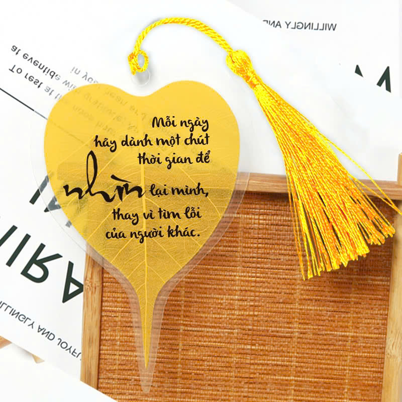 Lá Hoa Trên Đường Về - Tặng Kèm Bookmark Lá Bồ Đề Random 1 Trong 3 Mẫu + Bookmark + Postcard - Ảnh 5
