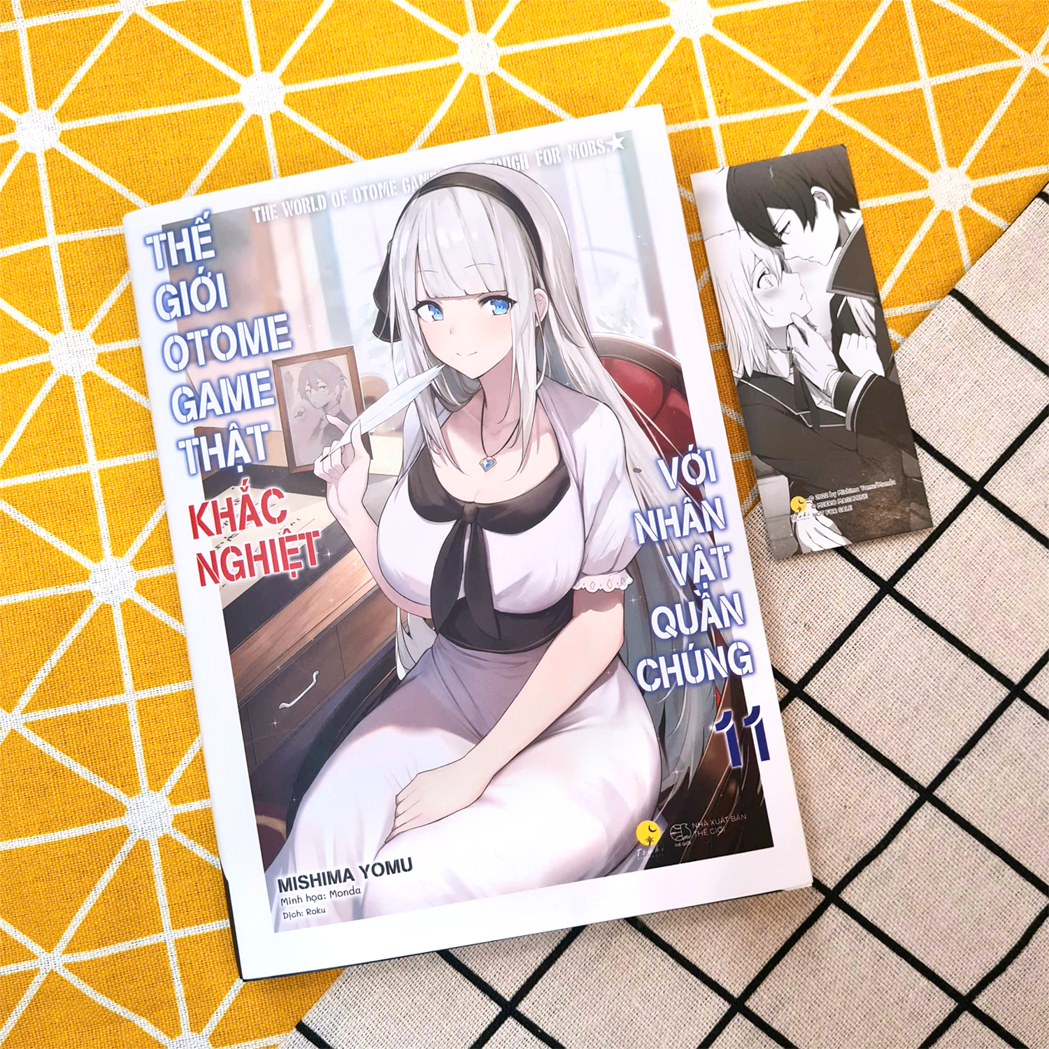 thế giới otome game thật khắc nghiệt với nhân vật quần chúng - tập 11 - bản đặc biệt - tặng kèm bookmark + dây postcard ziczac + standee acrylic - Ảnh 5